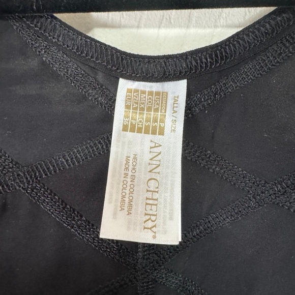 Garment - Picture 3 of 5